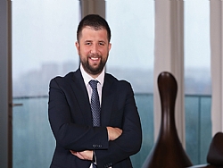 AKFEN HOLD�NG'�N YEN� CEO'SU SEL�M AKIN OLDU